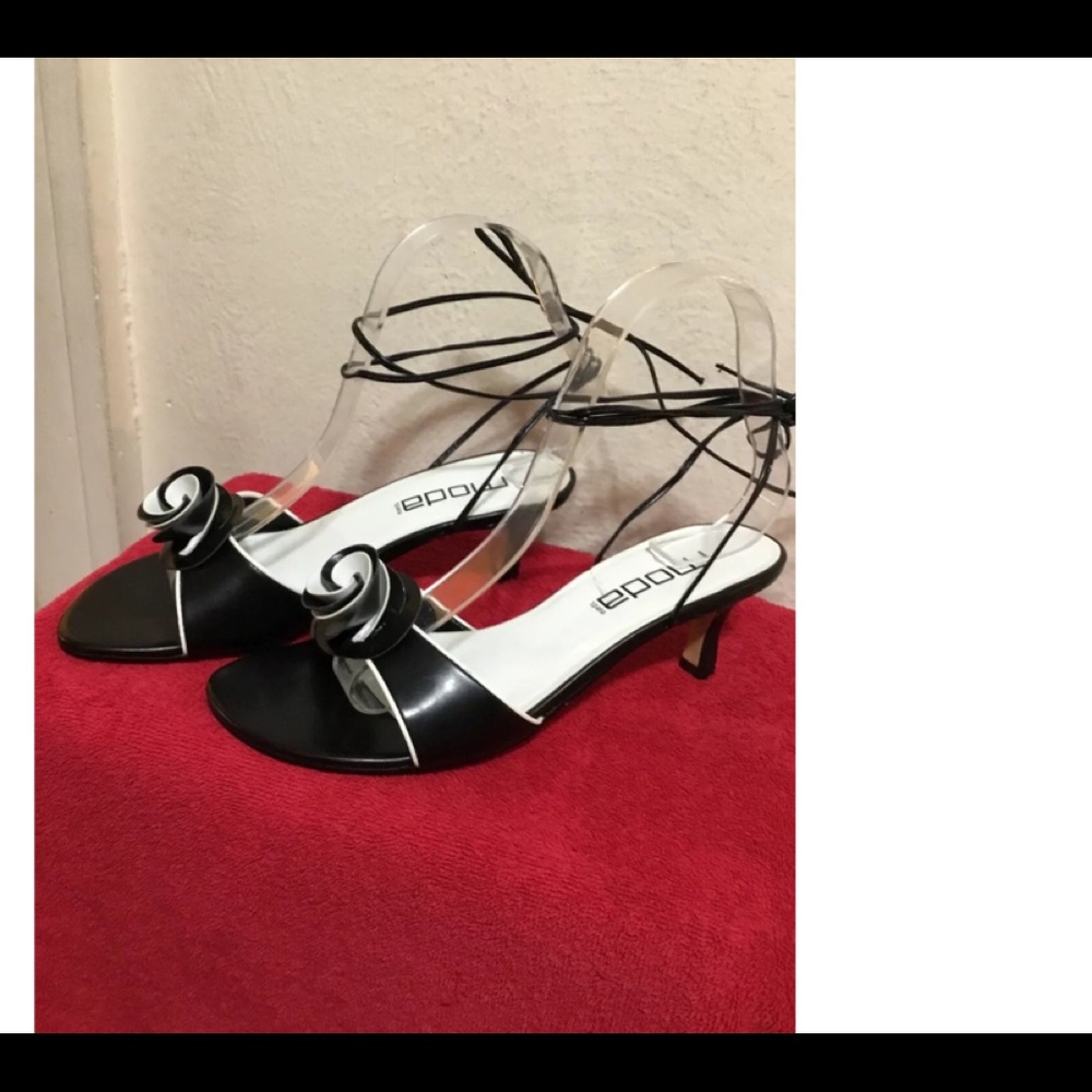 Moda 7.5M Black & White strappy sandals NEW Flower